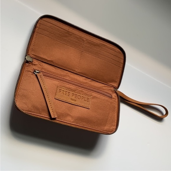 🆕 Free People | Distressed Vegan Wallet / Wristlet in Brown Vegan Leather - Picture 2 of 9